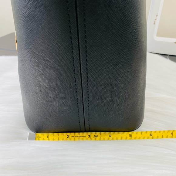 Michael Kors Jet Set Travel Tote - Picture 10 of 11